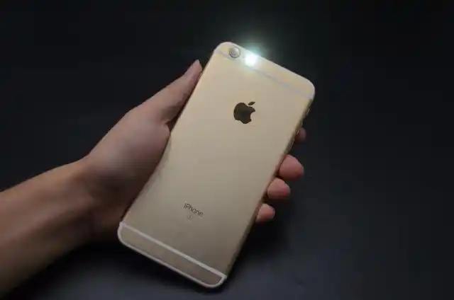 经常用手机手电筒的抓紧看看,原来还隐藏着2个实用功能,真方便