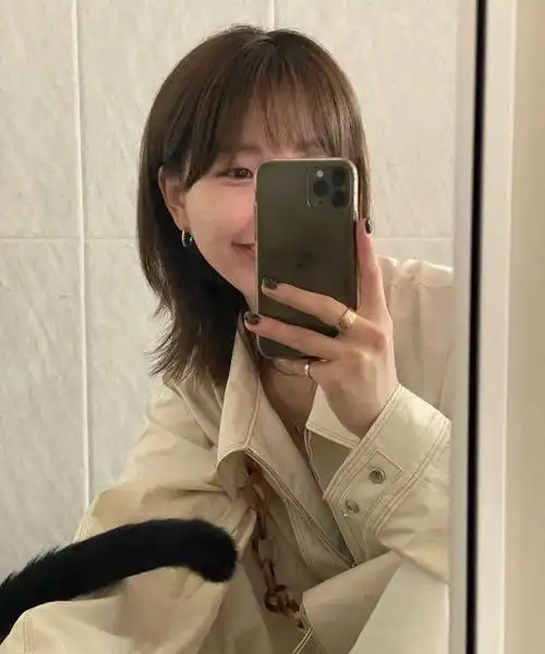 披肩长度的发型几乎可以说是常青款,不限制脸型,通过调节脸周的碎发