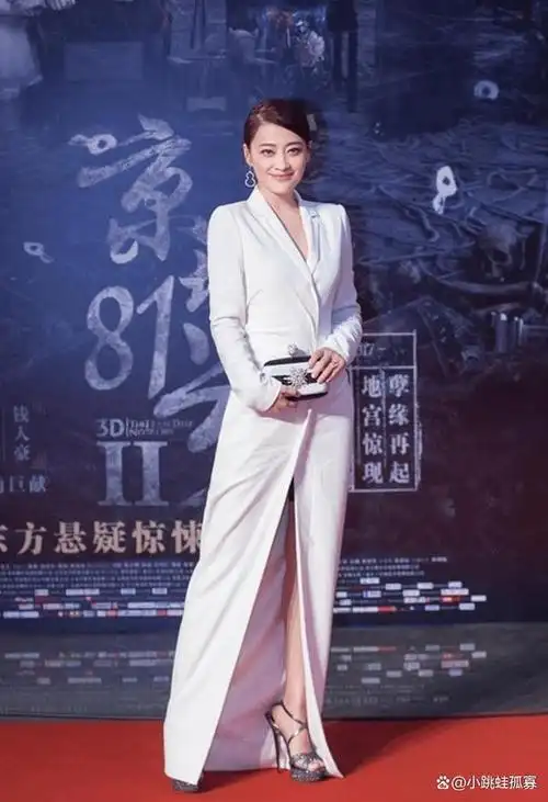 嫁对人的梅婷美到开挂!47岁穿金色礼服裙雍容华贵,气场全开