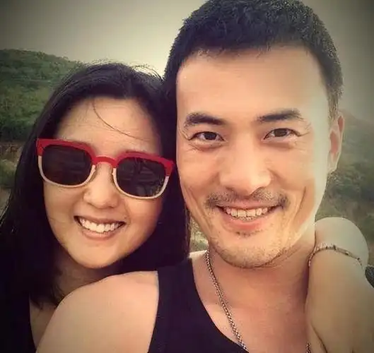 分手14年,释小龙身价过亿,何洁嫁"窝囊"老公,瘦70斤赚钱养家