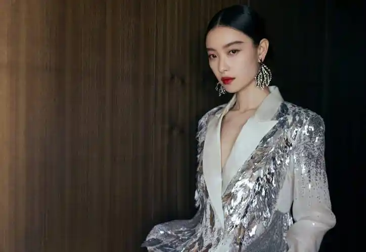 倪妮秋冬高定服尽显优雅气质,细致的妆容,发型和耳环完美点缀_时尚