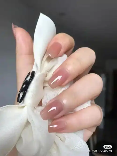 指甲油裸色和透明色有什么区别,护甲油和透明色的指甲油一样吗(显白