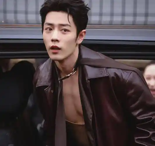 肖战的领口一年比一年低,这胸肌…性张力绝了,粉丝们大饱眼福_米兰