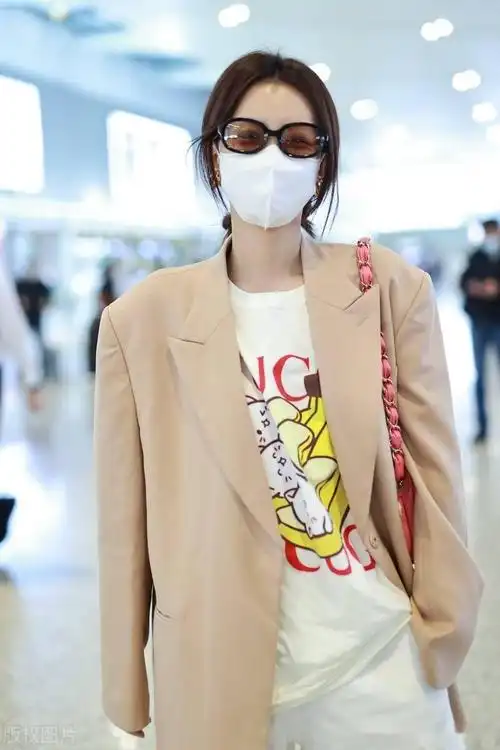 孙怡穿短裤大秀美腿身材超好_机场