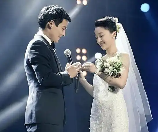 一提到周迅,不由得会让人联想到她在电影《红高粱》中与朱亚文的精彩