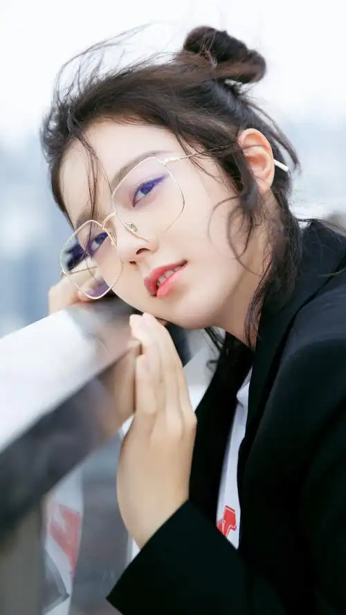 赵今麦这次的写真和之前的角色差异那是相当的大了,之前的角色都是