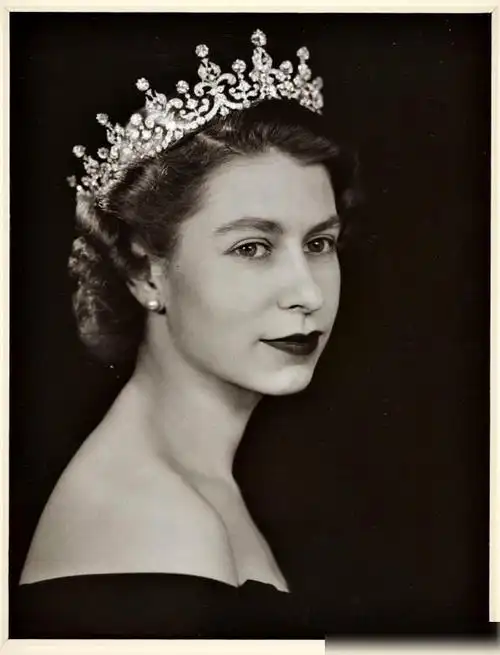 女王究竟多美英国女王年轻时颜值美照首张官方照容颜不输黛妃