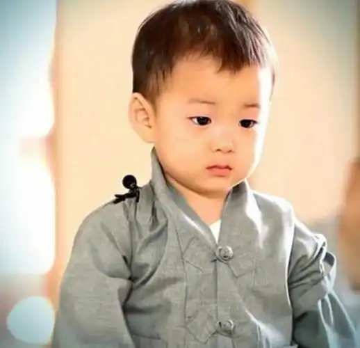岳云鹏晒出自己p的童年照,原来小岳岳小时候这么可爱,草率了