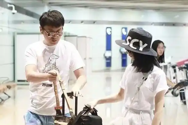 雷佳音一家三口罕见同框女儿黄色上衣气质佳继承爸妈高颜值