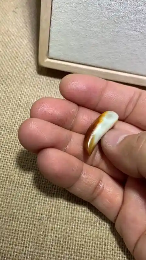 虎牙形状的红皮籽料雕刻 67