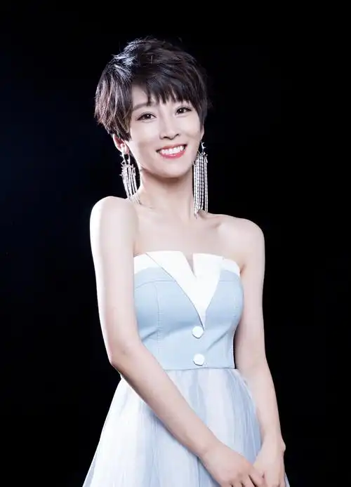 谢楠很适合这种短发造型,因为她的脸型非常小巧,这样的发型更显巴掌脸