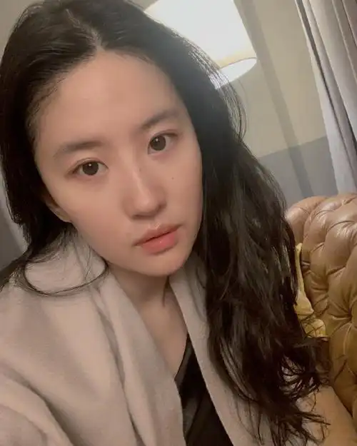 原创刘亦菲超高颜值终于回来了罕见晒素颜超得意更不畏高清镜头