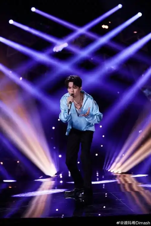 迪玛希歌手舞台照##迪玛希深v蓝衬衫好a