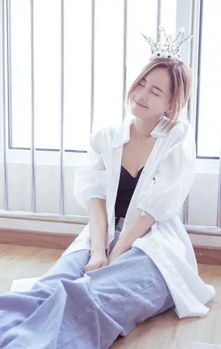 傅颖拍摄一组美图一身休闲风穿搭清新靓丽