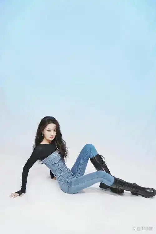 厉害了,这紧身的牛仔裤对身材要求太高了,徐璐却把它当抹胸穿!