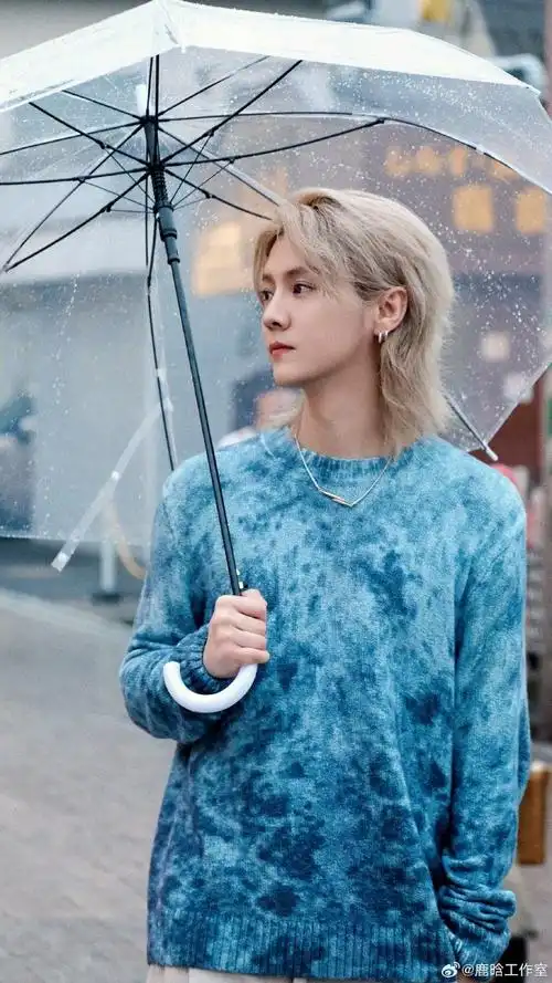 鹿晗长发侧颜一整个来自鹿晗的美貌暴击帅气暴击 好伟大的一张脸啊