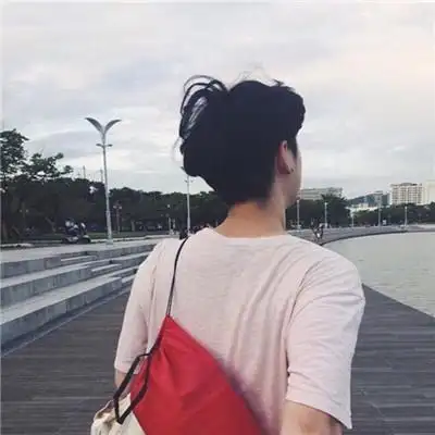 干净好看的优质背影帅气男头 海边日落氛围感很强的背影微信头像_男生