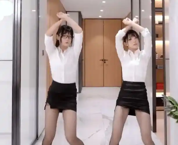 网红镇站之腿咬人猫领舞被工作人员仰拍裙底直接走光