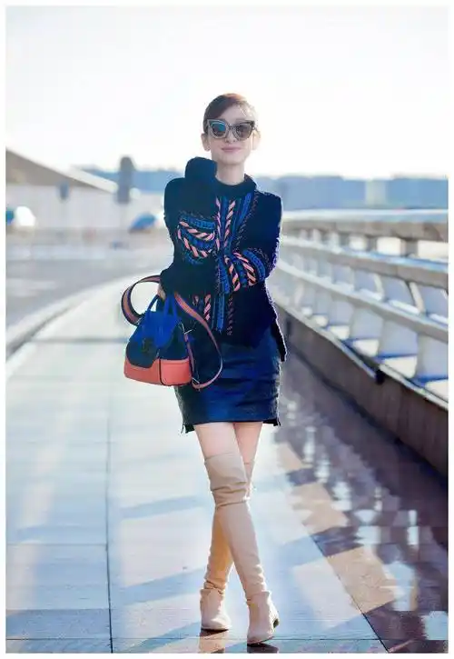 41岁秦海璐走机场,穿白衬衫配牛仔裤好清爽,加件针织开衫更保暖