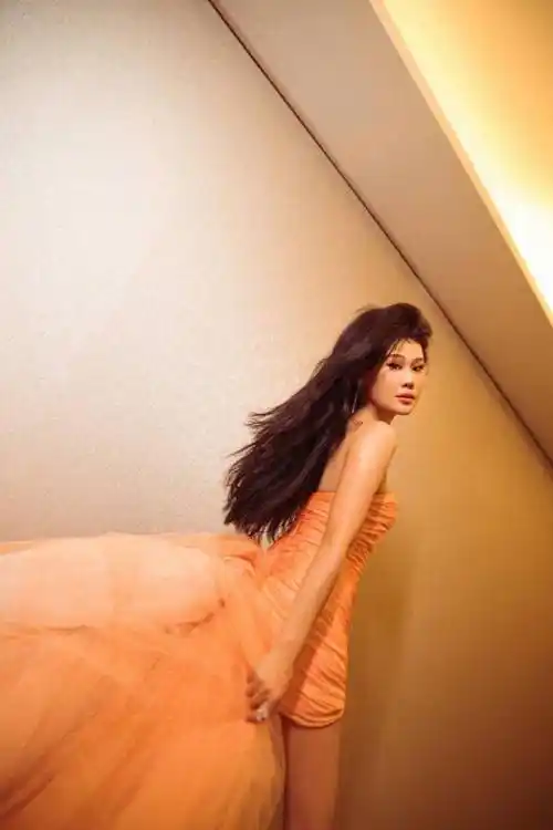 袁娅维穿着短裙参加活动,曲线优美,气场自信 - 大山娱乐八卦