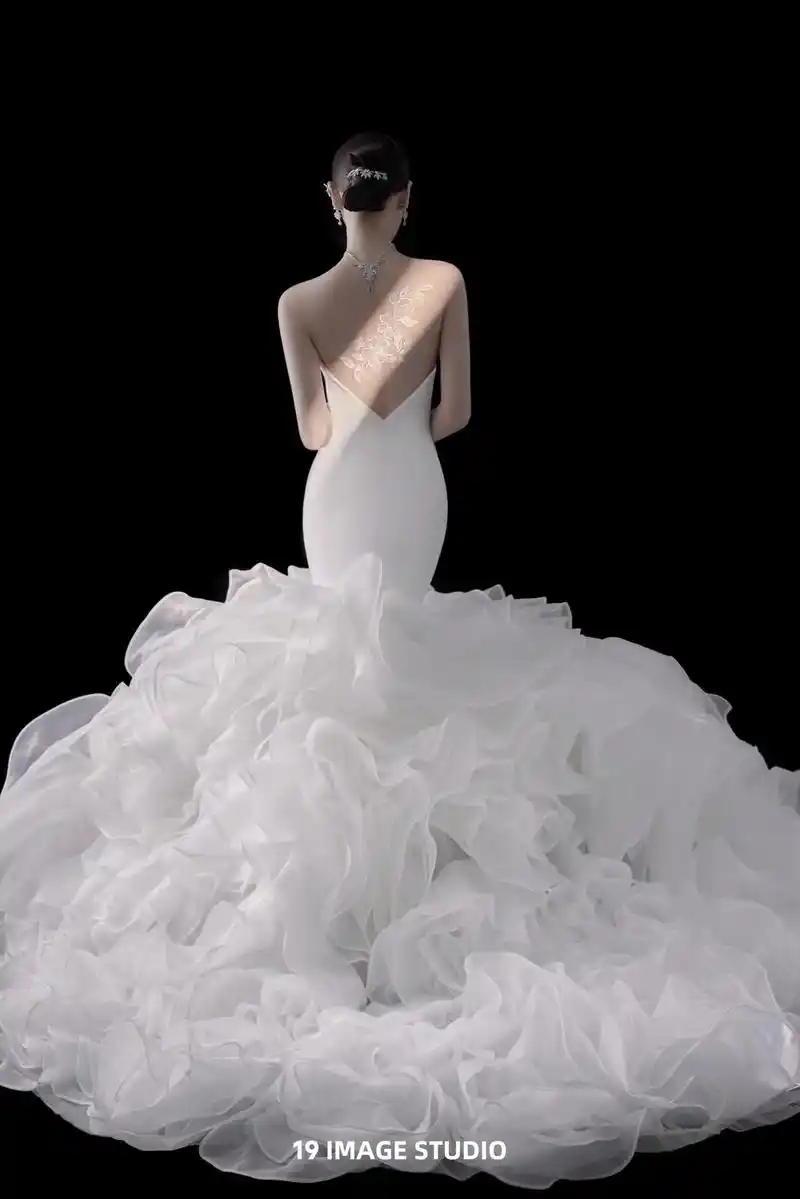 背影封神优雅高级感十足的光影婚纱照