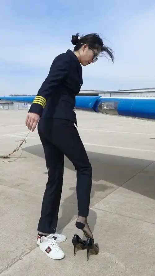 美丽大方的小姐姐,女机长落地