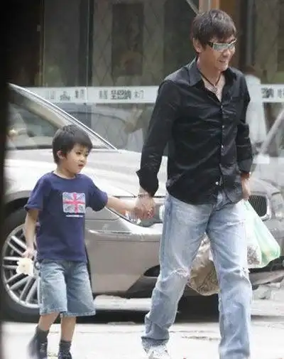 高峰领儿子出席好友婚礼 高兴眉眼似那英(图)