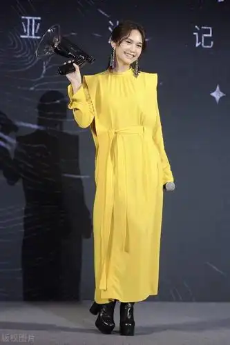 36岁的杨丞琳可真甜穿一字肩吊带裙浪漫减龄笑起来好可爱