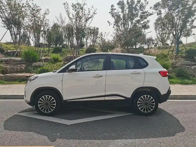 新到合众汽车哪吒n01,续航320公里,实数不低于300,刚审完车,保险到