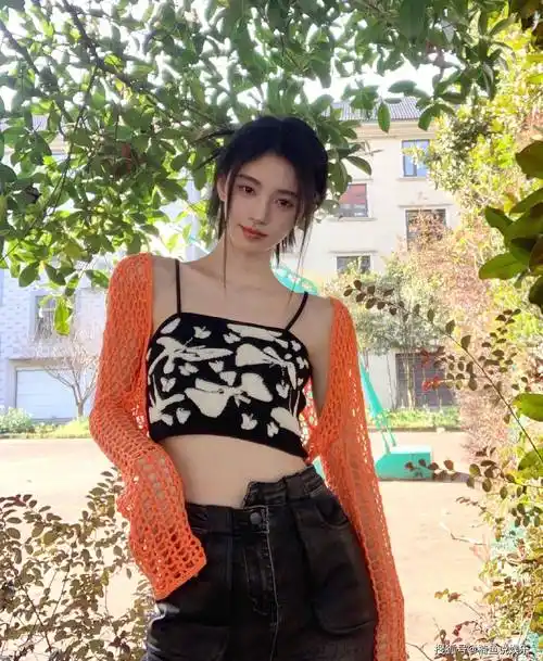 原创鞠婧祎晒春天美照穿吊带衫尽显小蛮腰又纯又欲身材抢镜