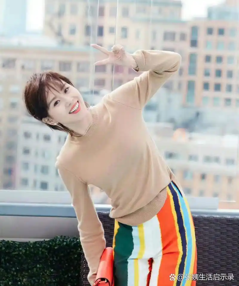 刘诗诗以短发造型亮相.短发的她俏皮灵动气质.