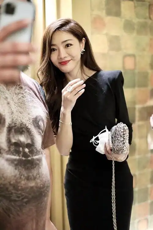 邓家佳很有女人味卷发配黑裙温柔又妩媚简约中透着成熟美