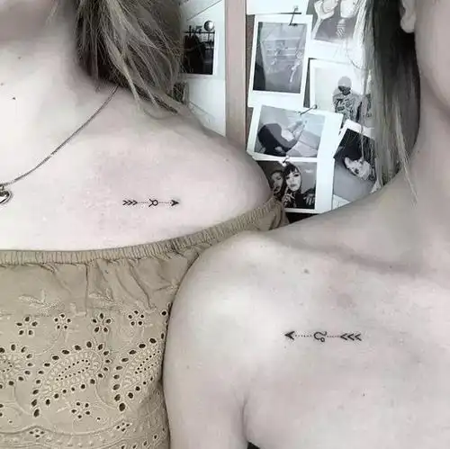 图案虽小,但却蕴藏满满爱意决定情侣纹身图案不如想想两个人的共同