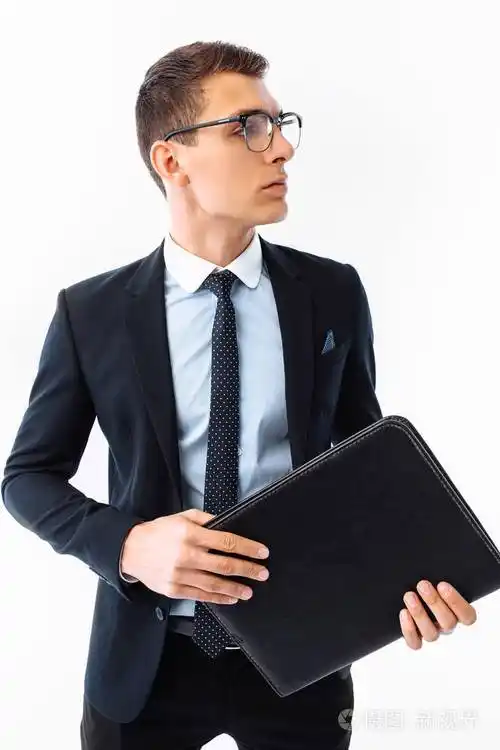 穿着黑色西装戴着眼镜的商人手里拿着文件夹在白色背景下微笑着