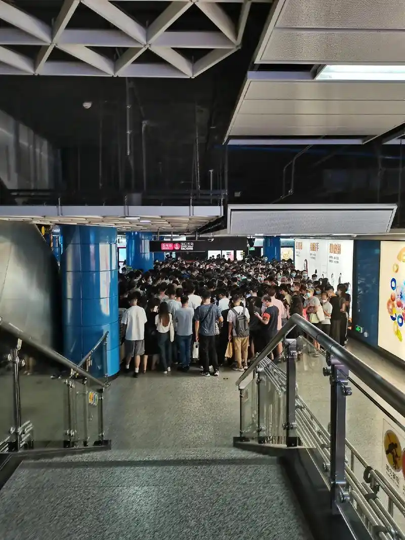 挤地铁 #地铁 #死亡三号线 #广州地铁三号线  我去挤地 - 抖音