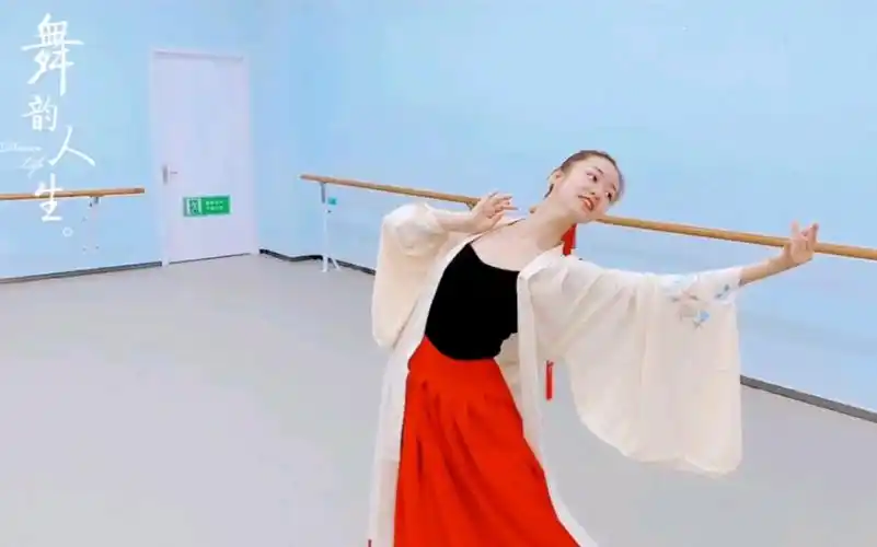 《朱砂》舞韵人生之"温婉古典", 编曲以钢琴开场,没有刻意加入太多