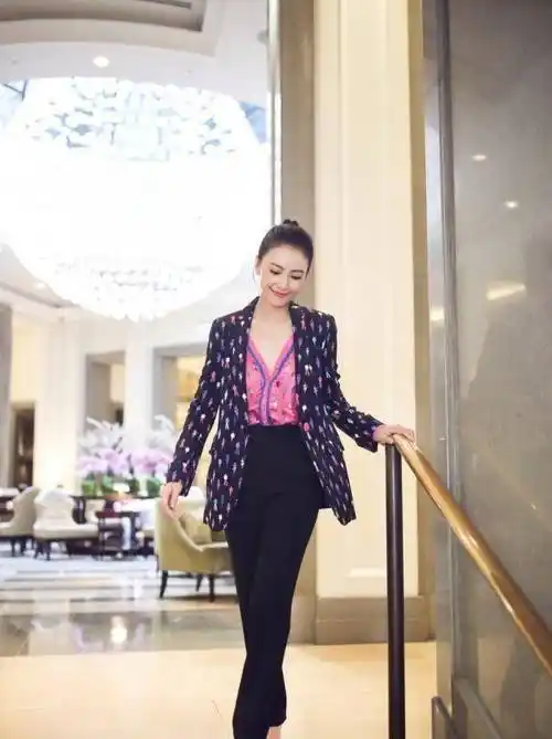 高圆圆产后3个月现身穿樱桃衬衣配牛仔裤对镜甜笑状态似少女