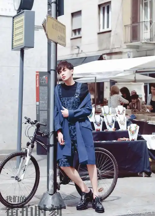 来看张若昀的腿,又白又直又细