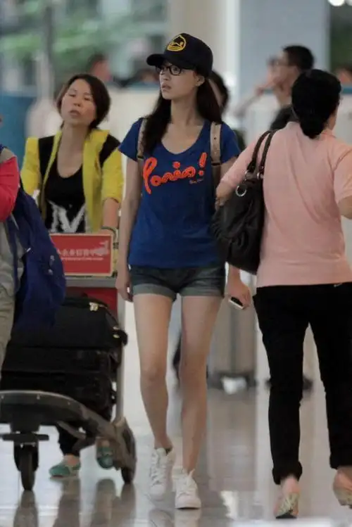 倪妮做客《快本》,穿牛仔短裤"筷子腿"抢镜,真是骨相美人_腾讯新闻