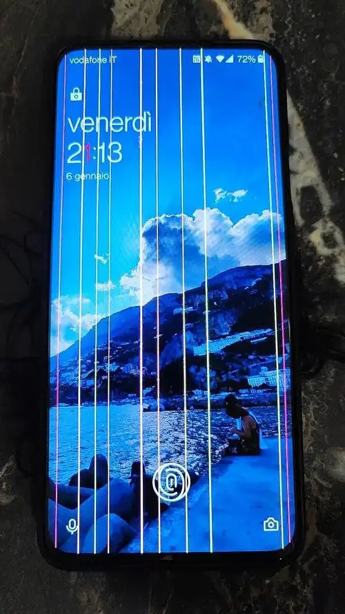 多位一加用户反馈屏幕出现绿线问题 - 通信终端