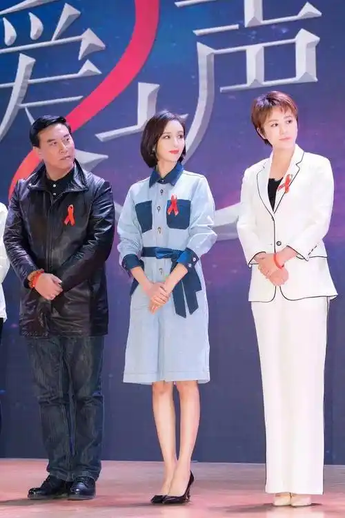 原创佟丽娅恢复单身频换风格烫锁骨短发好有女人味合影曲腿真贴心