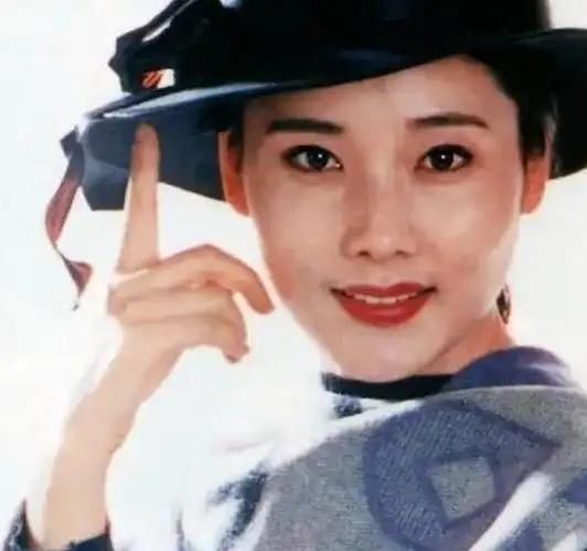 何赛飞年轻时美爆了结婚30年无绯闻老公是初恋儿子跟她姓