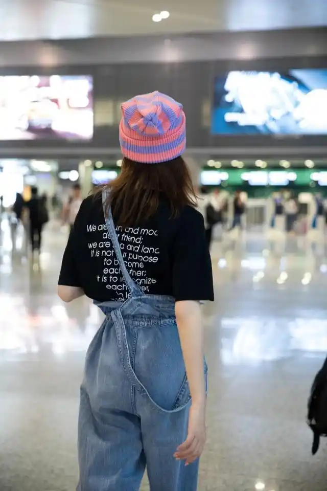 不得不说,戚薇的身材真的很好,无论是从正面看还是这个背影照,说她是