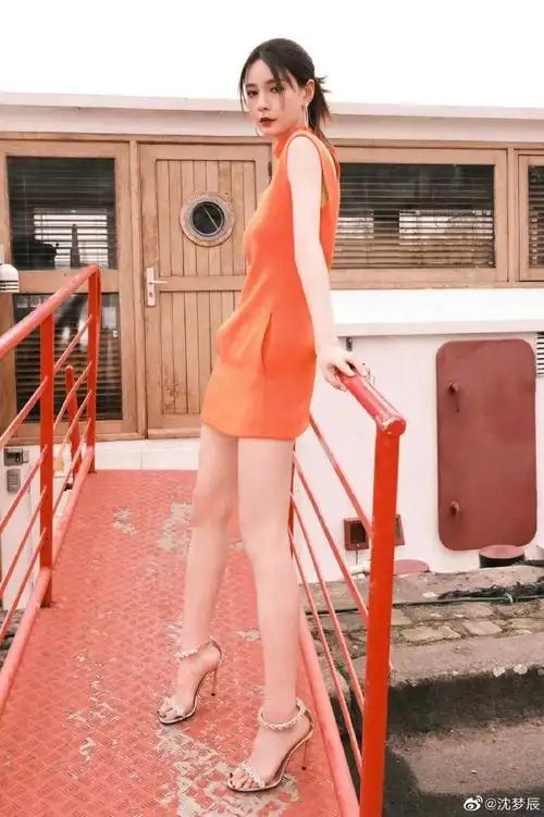 沈梦辰时装周看秀状态##沈梦辰巴黎时装周穿名学棒球服