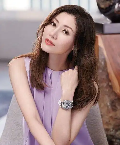 53岁李嘉欣斥资盖豪华大厦亲自命名笑出4层褶树根颈老10岁