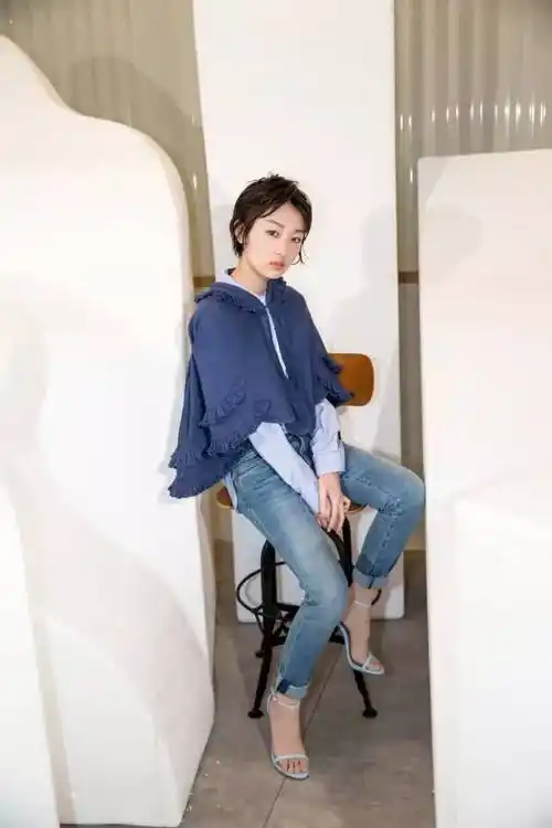 ▼也对一字带凉鞋情有独钟作为小个子女生穿搭模板的她周冬雨▼优雅有