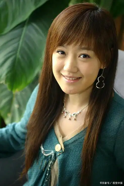 45岁薛佳凝近照曝光!胡歌前女友仍似少女,身边放佛珠已皈依佛门