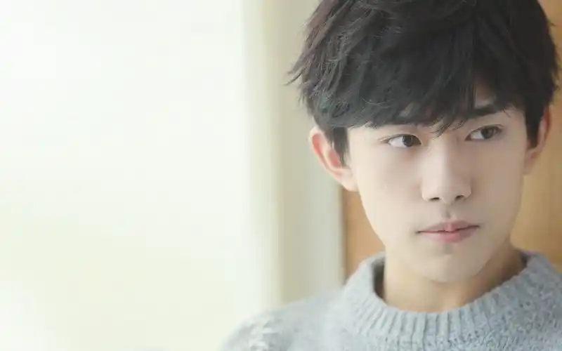 易烊千玺帅气家居写真高清电脑壁纸