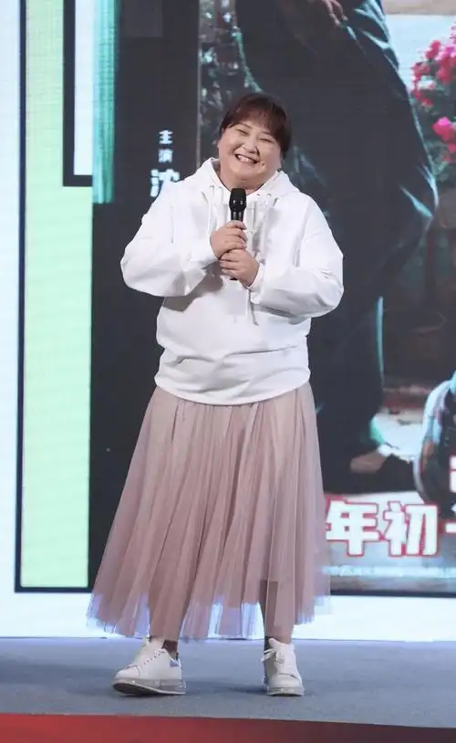 贾玲罕见走机场肚子超圆脖子比脸粗,180斤关不住_身材_时尚_影响