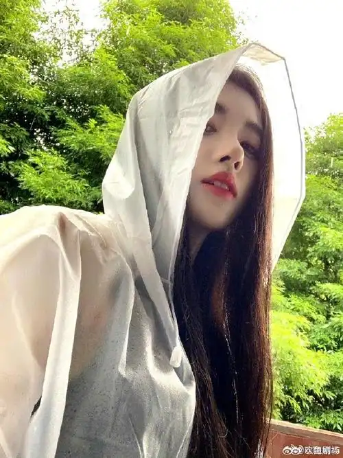 鞠婧祎发了11张库存##鞠婧祎雨衣造型
